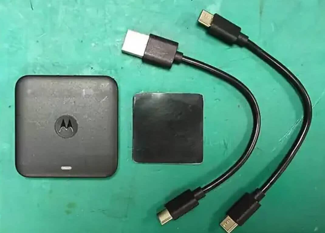 Motorola’s Tiny Adapter Turns Any Car Into a Wireless Android Auto