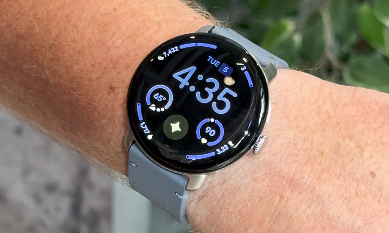 Google’s Sleek Pixel Watch 4 Crashes to All-Time Low Price