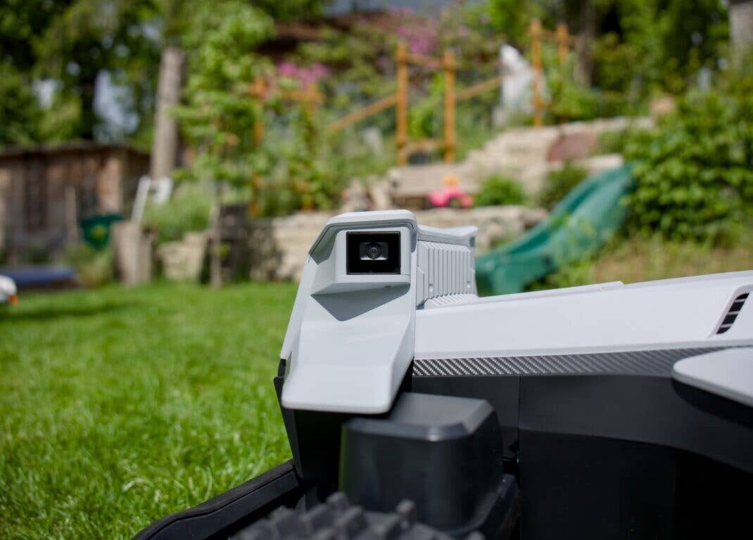 Der beste Mähroboter für große Gärten