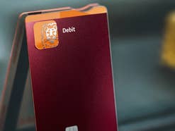 Deine Bank will dein Gehalt. Du musst nur noch unterschreiben.