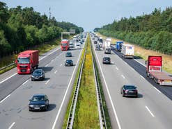 Unter der Ampelarmatur findest du einen versteckten Knopf