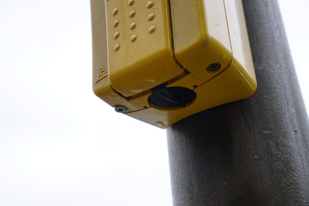 Unter dem Ampelkasten findest du einen seltsamen zweiten Knopf
