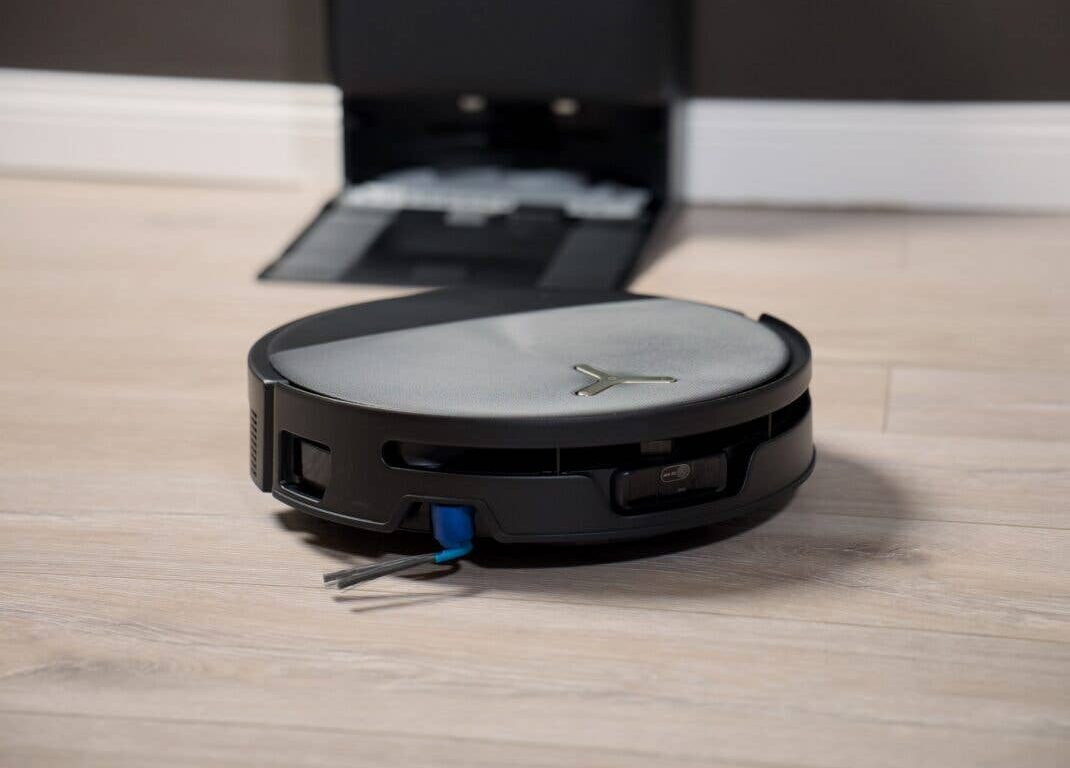 Die Station des Ecovacs Deebot T90S Pro Omni überrascht