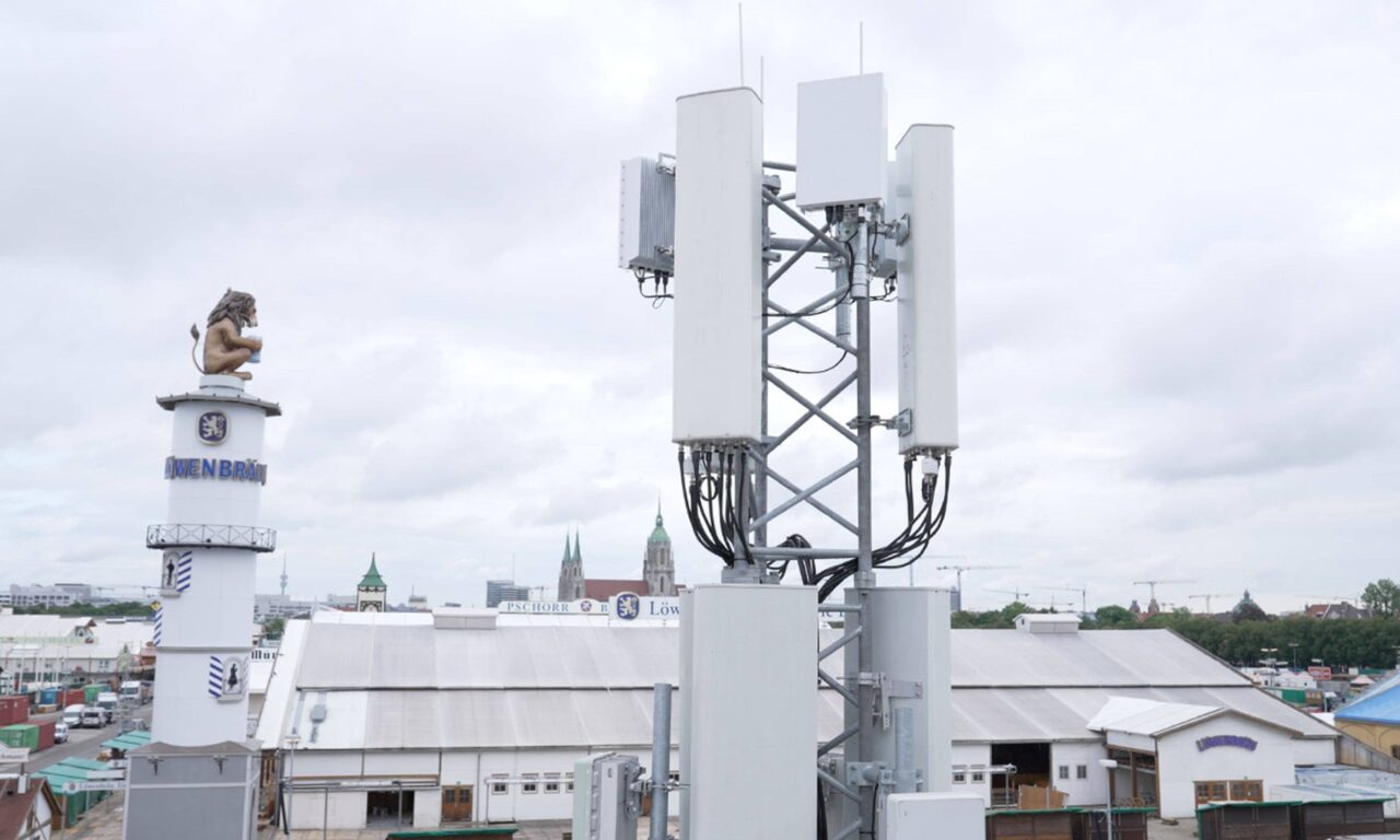 Welcher Mobilfunkanbieter hat gutes Netz auf dem Oktoberfest? O2 funkt aus der Straßenlaterne